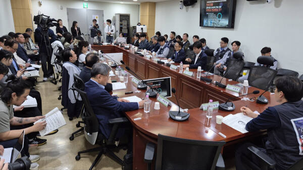 7일 국회의원관 제5간담회실에서 열린 ‘한국지엠 공급망 네트워크 지속가능성 확보를 위한 국회 토론회’에서 참석자들이 대응 방안 등을 논의하고 있다.