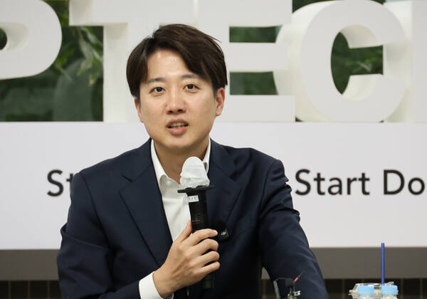 개혁신당 이준석 대선후보가 7일 대전 유성구 한국과학기술원(KAIST)에서 재학생들과 ‘2030 현장 청취’ 간담회를 진행하고 있다. 연합뉴스