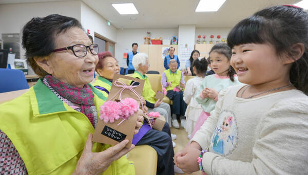 어버이날을 하루 앞둔 7일 수원특례시 팔달노인복지관에서 어린이들이 어르신들에게 카네이션을 선물하고 있다. 윤원규기자