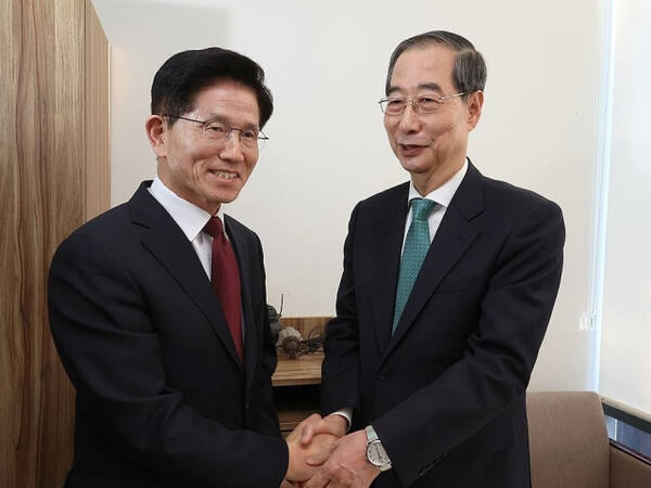 국민의힘 김문수 대선후보(왼쪽)와 무소속 한덕수 대선 예비후보가 7일 서울 종로구의 한 식당에서 후보 단일화 관련 회동을 하기 전 악수하고 있다. 연합뉴스