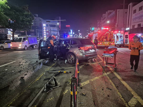 8일 오전 4시26분께 인천 남동구 구월동 승기사거리 인근 도로에서 승용차와 스포츠유틸리티차(SUV)가 충돌했다. 인천소방본부 제공
