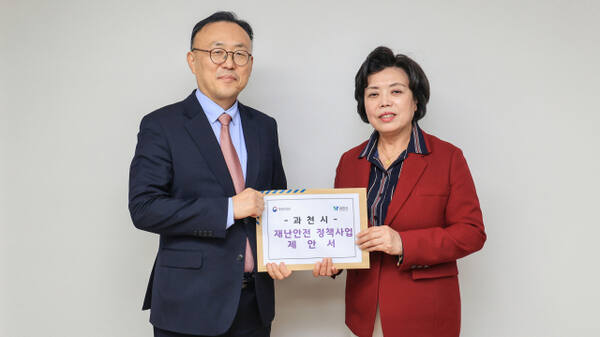 신계용 과천시장(오른쪽)이 정부서울청사에서 이한경 행정안전부 재난안전관리본부장에게 과천시의 재난안전 인프라 확충을 위한 정부 지원을 요청하고 있다. 과천시 제공