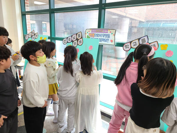 신지초교 학생들이 포스트잇으로 학교문화 책임규약에 대한 의견을 제시하고 있다. 신지초교 제공