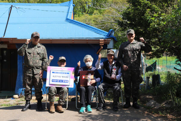 육군 제17사단 명포대대 대원들이 참전용사들과 함께 화이팅을 외치고 있다. 하성면사무소 제공