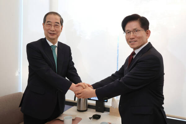 국민의힘 김문수 대선후보(오)와 무소속 한덕수 대선 예비후보가 7일 서울 종로구의 한 식당에서 후보 단일화 관련 회동을 하기 전 악수하고 있다. 연합스