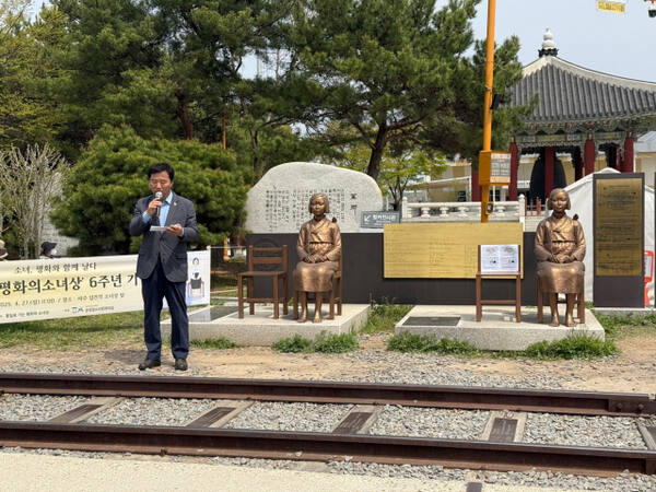 파주 임진각에 설치된 통일로 가는 쌍둥이 ‘평화의 소녀상’ 1기가 광복 80주년을 맞아 북한 설치가 추진되고 있다. 김순현 통일로 가는 평화의 소녀상 위원회 상임대표가 지난달 27일 제막 6주년 기념사를 하고 있다. 통일로 가는 평화의 소녀상 위원회 제공