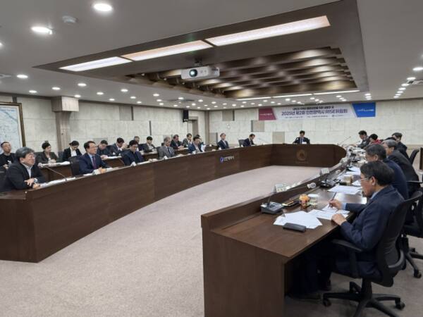 최근 인천시청 영상회의실에서 2025년 제2회 인천광역시 라이즈(RISE) 위원회가 ‘인천형 지역혁신중심 대학지원체계(RISE)’ 사업을 수행할 12개 대학을 최종 선정하고 있다. 인천시 제공