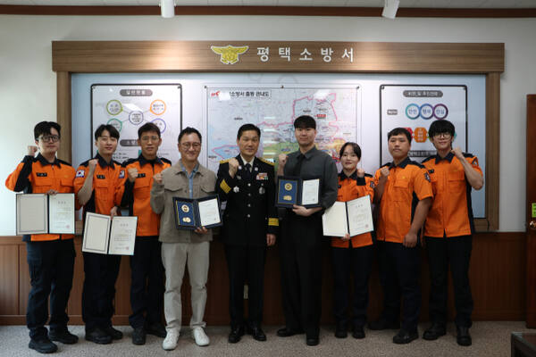 지난7일 평택소방서에서 신속한 응급조치로 60대 남성을 살린 시민과 대원들이 표창을 수여식을 마치고 기념 촬영을 하고 있다. 평택소방서 제공