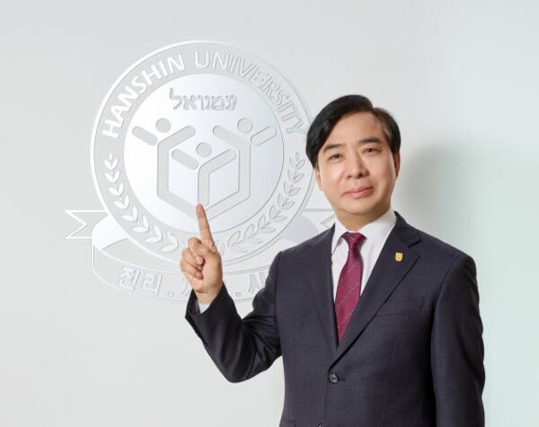 한신대 제9대 총장으로 연임된 강성영 총장. 한신대 제공