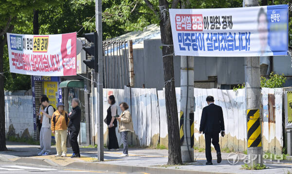 정책보단 신경전 펼치기 바쁜 양 당 현수막 [포토뉴스]