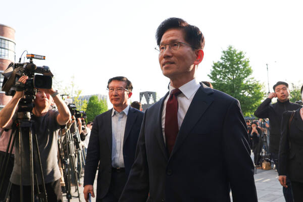 국민의힘 김문수 대선후보가 지난 7일 무소속 한덕수 대선 예비후보와 단일화 관련 회동을 하기 위해 서울 종로구의 한 식당에 들어서는 모습. 연합뉴스