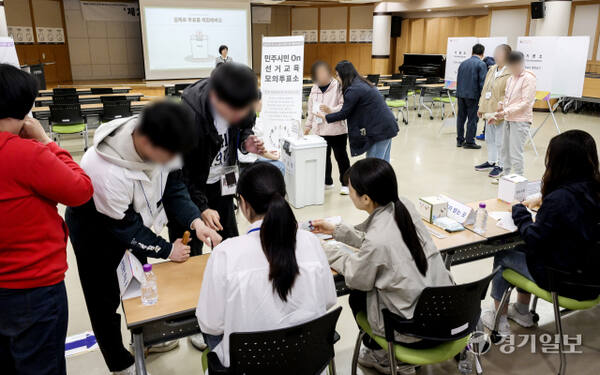 유권자의날을 하루 앞둔 9일 오전 경기도장애인복지종합지원센터누림에서 열린 장애인유권자 선거체험교육 ‘민주시민 On’에서 장애인 유권자들이 오는 6월 3일 제21대 대통령선거 모의 투표를 하고 있다. 이번 행사는 경기도선거관리위원회가 도내 장애인유권자에게 사전투표나 본투표 때 투표 방법을 미리 익히고 절차적 혼란을 줄이기 위해 마련됐다. 행사는 연합회 회원기관 등 도내 14개 장애인시설 장애인 120여 명이 참여했다.