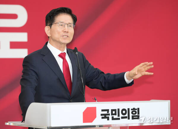 9일 국민의힘 경기도당 5층 강당에서 열린 제21대 대통령 선거 국민의힘 경기도당 선거대책위원회 발대식에 참석한 김문수 대선 후보와 인사말을 하고 있다.