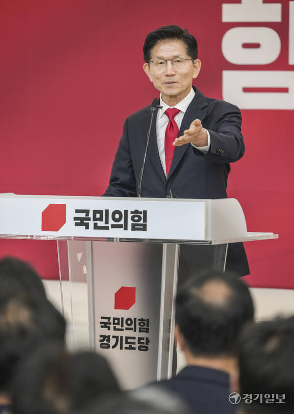 9일 국민의힘 경기도당 5층 강당에서 열린 제21대 대통령 선거 국민의힘 경기도당 선거대책위원회 발대식에 참석한 김문수 대선 후보와 인사말을 하고 있다.
