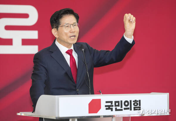 9일 국민의힘 경기도당 5층 강당에서 열린 제21대 대통령 선거 국민의힘 경기도당 선거대책위원회 발대식에 참석한 김문수 대선 후보와 인사말을 하고 있다.