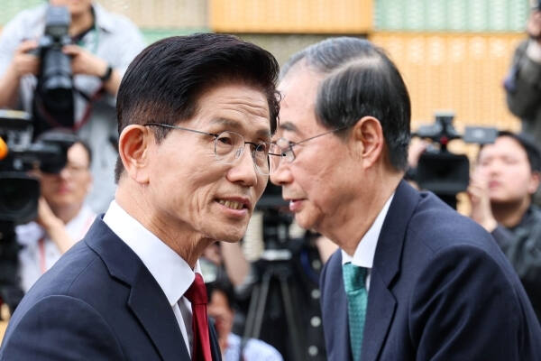국민의힘 김문수 대선후보와 무소속 한덕수 대선 예비후보가 지난 8일 서울 국회 사랑재에 위치한 커피숍에서 회동을 마친 후 인사하고 있다. 연합뉴스
