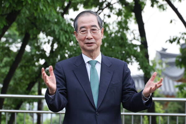 한덕수 무소속 대선 예비후보가 8일 서울 국회 사랑재에 위치한 커피숍에서 회동을 마친 후 백프리핑하고 있다. 연합뉴스