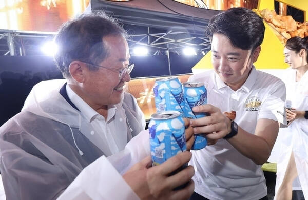 지난 2023년 8월 30일 당시 홍준표 대구시장과 이준석 전 국민의힘 대표가 대구 달서구 두류야구장에서 개막한 '2023 대구치맥페스티벌'에서 만나 건배를 하고 있다. 연합뉴스