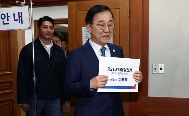 이재명, 선관위에 대선후보 등록…민주 "진짜 태극기 되찾겠다"