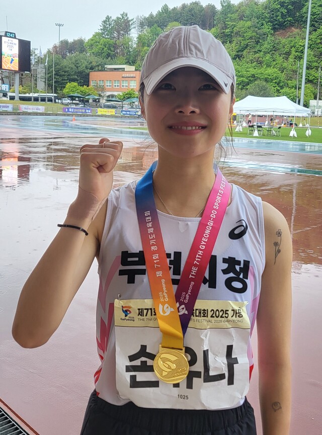 여자 일반 1부 5천m서 대회 3연패를 달성한 부천시청 손유나.황선학기자