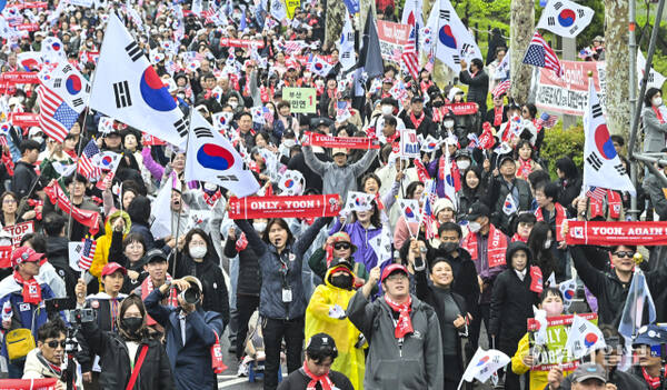 ‘이재명 대표 파기환송심' 판결을 두고 서초동에서 열린 찬반집회  [포토뉴스]