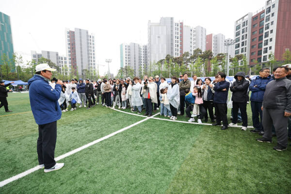 10일 수원중·고등학교 운동장에서 열린 수원중·고등학교 총동문회 주최 ‘제39회 한마음 체육대회’에서 박주왕 총동문회장이 인사말을 하고 있다. 수원중·고 총동문회 제공