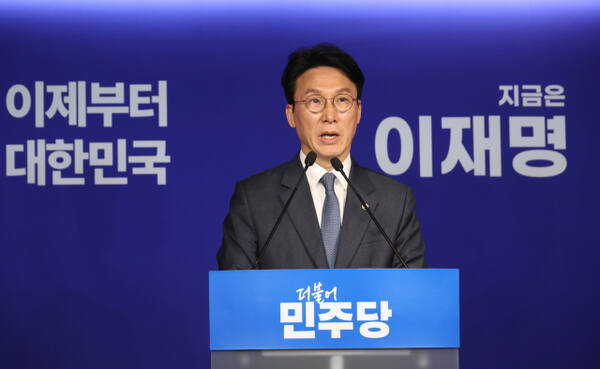 11일 서울 영등포구 더불어민주당사에서 김민석 상임 공동선대위원장이 국민의힘 김문수 대선 후보 확정 관련 입장 발표 기자회견을 하고 있다. 연합뉴스