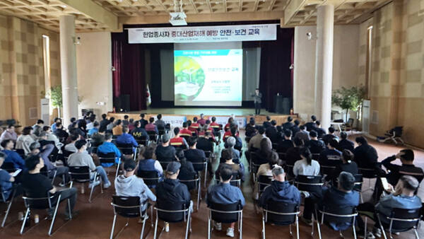 지난 8일 열린 고양시 소속 현업종사자 대상 ‘현장 밀착형 안전보건교육’에서 참가자들이 강의를 듣고 있다. 고양특례시 제공