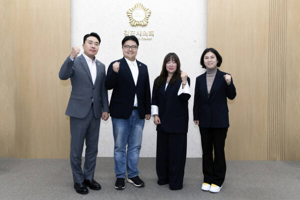 김포시의회 의원연구단체 ‘김포시 FUNFUN한 축제 만들기 연구모임’ 의원들이 정책연구용역 사전 간담회에 앞서 기념사진을 촬영하고 있다. 왼쪽부터 배강민·이희성 의원, 김해리 박사, 유영숙 의원. 김포시의회 제공