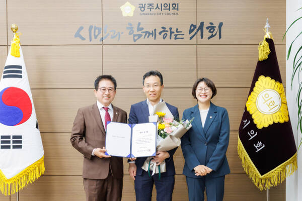 광주시의회는 5월 칭찬공무원으로 평생교육과 평생학습관운영TF팀 황철희 팀장을 선정해 의장실에서 증서를 수여했다. 광주시의회 제공
