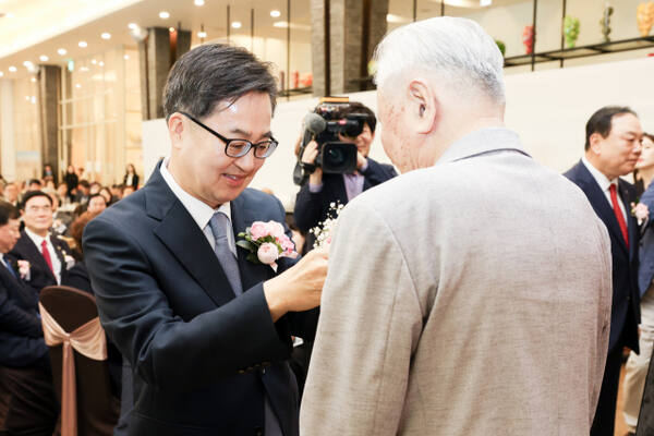 지난 9일 수원노블레스컨벤션에서 열린 제53회 어버이날 기념행사에서 김동연 경기도지사가 임종선 사할린동포에게 카네이션을 달아드리고 있다. 경기도 제공