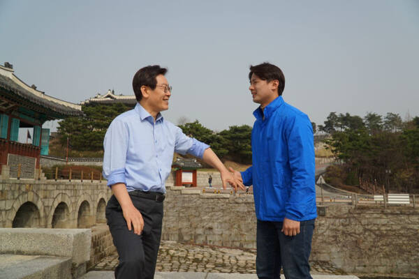 이재명 민주당 대선 후보(왼쪽)와 캠프 청년대변인에 임명된 황대호 경기도의회 문화체육관광위원장 모습. 도의회 제공.