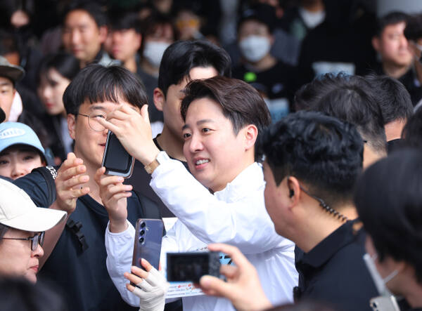 개혁신당 이준석 후보가 11일 부산시민과 만남을 가지고 있다. 연합뉴스