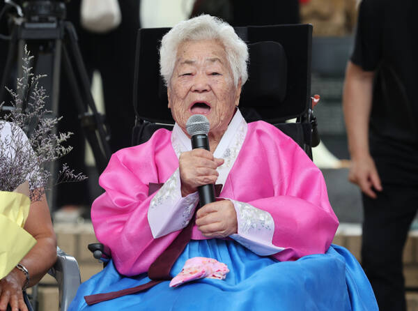 지난 2023년 8월 경기 광주 나눔의집에서 열린 2023 일본군 '위안부' 피해자 기림의날 기념식에 참석한 이옥선 할머니. 연합뉴스