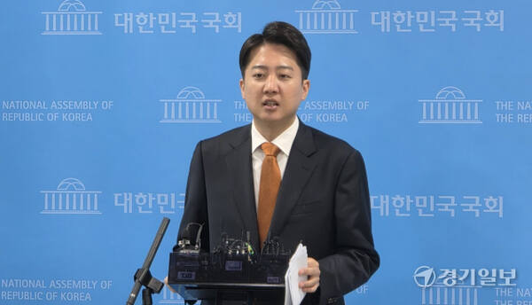 21대 대통령 선거에 출마한 이준석 개혁신당 후보가 12일 오전 서울 여의도 국회에서 기자회견 뒤 기자들의 질의에 답하고 있다. 김현철 기자