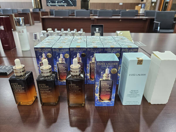 세관이 압수한 에스티로더 위조품. 공항세관 제공
