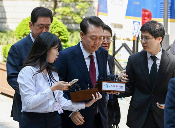 윤석열 전 대통령이 12일 서울중앙지방법원에서 열린 내란 우두머리 등 혐의 사건 3차 공판에 출석, 취재진의 질문을 받으며 이동하고 있다. 연합뉴스