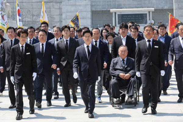 12일 국민의힘 김문수 대선 후보가 국립대전현충원을 찾아 현충탑에서 참배했다. 연합뉴스