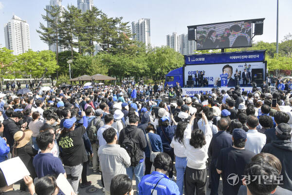 더불어민주당 이재명 대선 후보가 제21대 대통령선거 공식 선거운동 첫 날인 12일 오후 화성시 동탄 센트럴파크 음악분수중앙광장 유세장에서 시민들에게 지지를 호소하고 있다. 경기일보DB