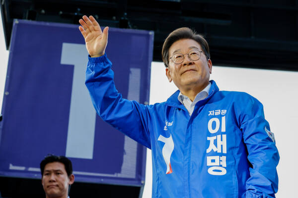 지난 12일 더불어민주당 이재명 대선 후보가 대전광역시 으느정이거리 스카이로드에서 유세 전 지지자들에게 손을 흔드는 모습. 연합뉴스