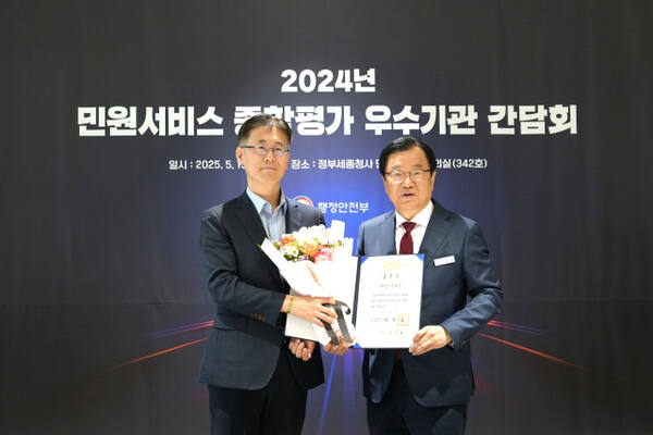이현재 하남시장(오른쪽)이 1일 세종청사에서 전국 최초 2년 연속 민원서비스 종합평가 대통령 표창 수상하고 있다. 하남시 제공