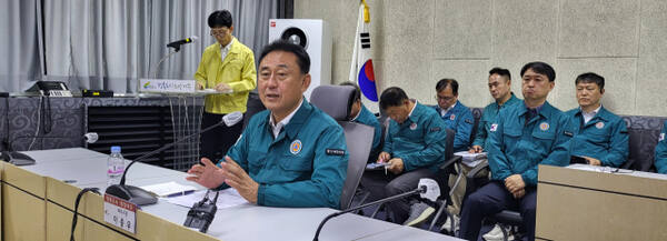 이충우 여주시장이 최근 시청 4층 상황실에서 긴급 언론브리핑을 통해 여주정수장 깔따구 유충 재발방지 대책을 발표하고 있다. 유진동기자