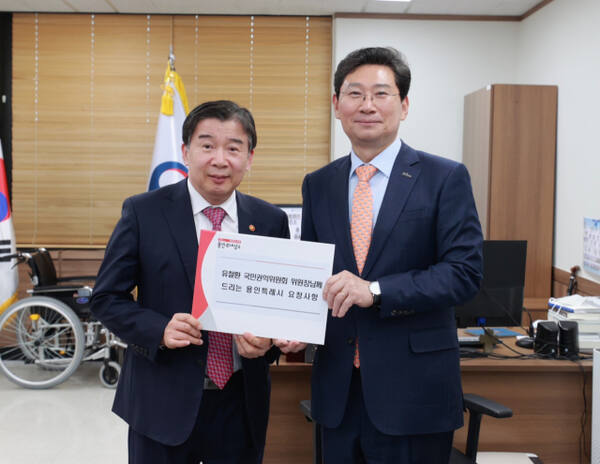 이상일 용인특례시장(오른쪽)이 유철환 국민권익위원장(왼쪽)에게 광교 송전철탑 이설사업에 대한 중재를 요청하고 있다. 용인특례시 제공