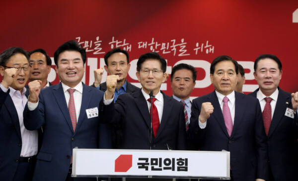 김문수 캠프가 13일 중앙선거대책위원회 추가 인선을 발표했다. 김문수 대선 후보(앞줄 가운데)와 사진을 찍는 원유철 전 미래한국당 대표(앞줄 두 번째). 원유철 전 미래한국당 대표 측 제공