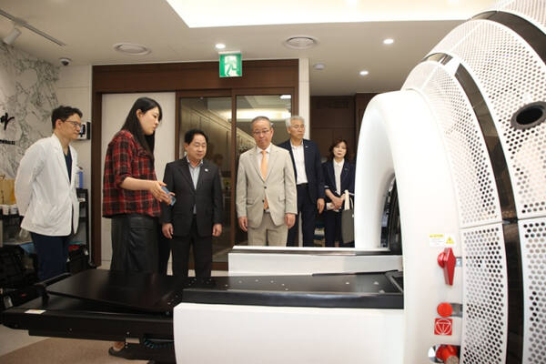 지난 13일 동국대학교 바이오메디캠퍼스 내 시설을 둘러보고 있는 주광덕 남양주시장(왼쪽 두 번째). 남양주시청 제공
