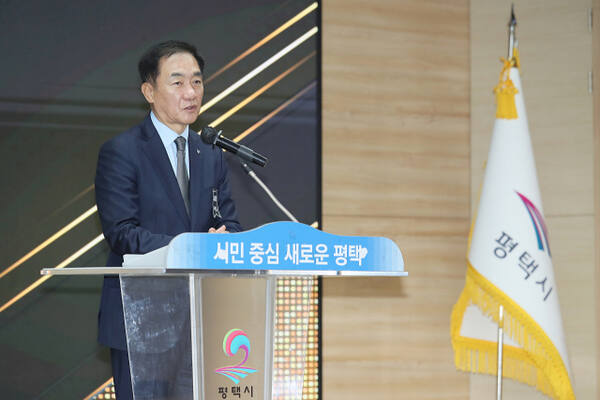 2025년 새해 첫날 열린 시무식에서 정장선 평택시장이 인사말을 하고 있다. 평택시 제공