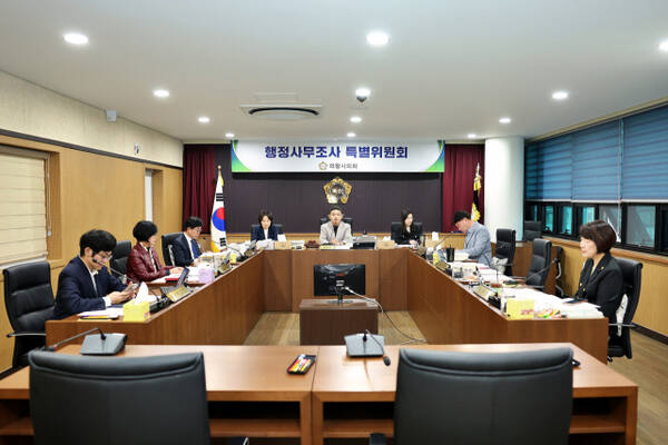 의왕 백운밸리 도시개발사업과 의왕도시공사 부실경영 의혹 등에 관한 진상규명을 위한 의왕시의회 행정사무조사특별위원회가 의왕시와 도시공사에 30개 항목의 자료를 공식 요구했다. 사진은 의왕시의회 행정사무조시특별위원회 모습. 의왕시의회 제공