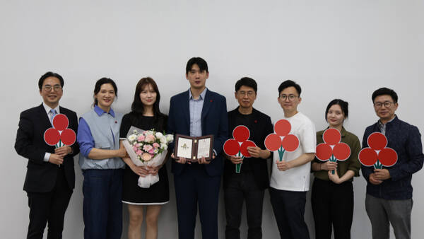 경기 사랑의열매에 모자 아너소사이어티 회원이 탄생했다. 이여준 ㈜SW헬스케어 이사(가운데)가 최근 고액기부자 모임인 아너소사이어티 365번째 회원으로 가입했다. 경기 사랑의열매 제공