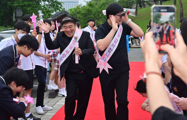 “선생님, 오늘은 저희가 주인공으로 만들어드릴게요” 수원 매향중학교 특별한 스승의 날 [포토뉴스]