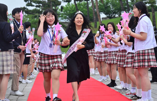 “선생님, 오늘은 저희가 주인공으로 만들어드릴게요” 수원 매향중학교 특별한 스승의 날 [포토뉴스]